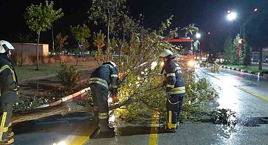 Manisa'da ekipler bin 249 noktada fırtına ve yağışla mücadele etti