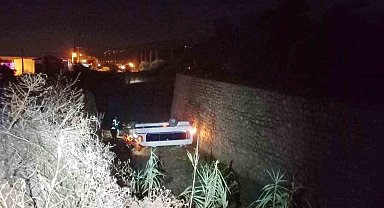 Manisa'da işçi servisi şarampole devrildi: 1'i ağır 3 yaralı