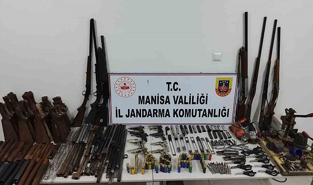 Manisa'da jandarmadan yasadışı silah tüccarlarına operasyon