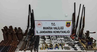 Manisa'da jandarmadan yasadışı silah tüccarlarına operasyon
