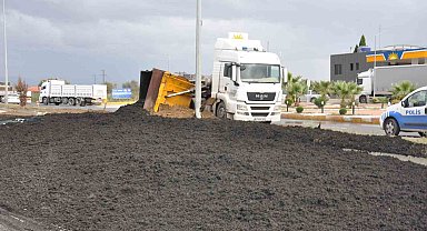 Manisa'da kimyasal atık taşıyan tır devrildi: 1 yaralı