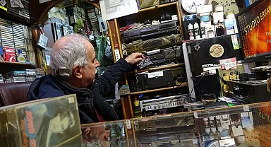 Mardin'de 6 metrekare dükkanda 12 bin kaset arşivi geçmişin izini taşıyor