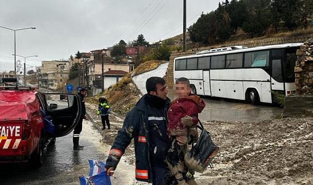 Mardin'de çamura saplanan çocuğu itfaiye kurtardı