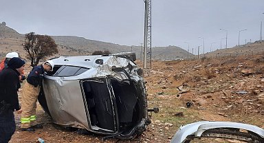Mardin'de takla atan otomobilin sürücüsü yaralandı