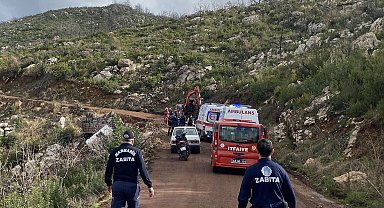 Marmaris'te kereste yüklü kamyon devrildi