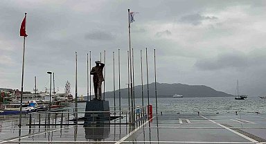 Marmaris'te sağanak yağış etkili oluyor