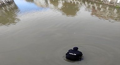 Martıları beslerken dereye düşürülen cüzdanı dalgıç polis çıkardı