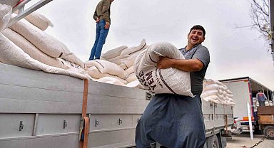 Mersin'de büyükbaş hayvancılıkla uğraşan çiftçilere 'mısır flake' yem desteği
