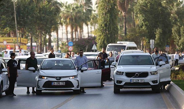 Mersin'de hayat Türkiye Cumhuriyeti'nin kurucusu Gazi Mustafa Kemal Atatürk için 2 dakika durdu