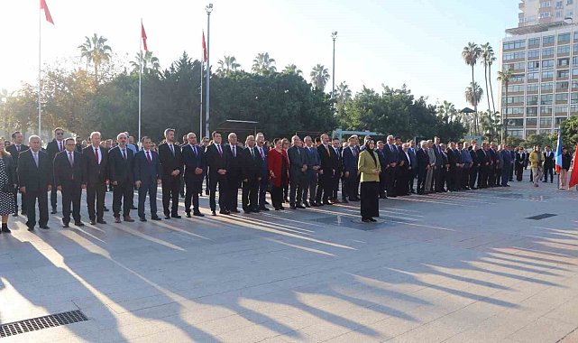 Mersin'de Öğretmenler Günü dolayısıyla Atatürk Anıtı'na çelenk sunuldu
