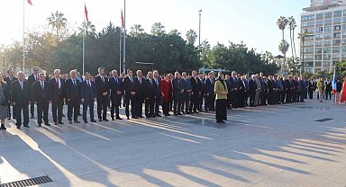 Mersin'de Öğretmenler Günü dolayısıyla Atatürk Anıtı'na çelenk sunuldu