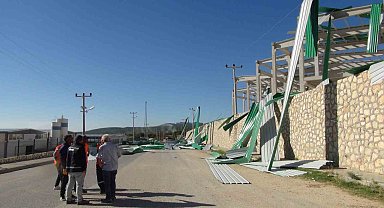 Mersin'de şiddetli rüzgar fabrika inşaatı çatısını uçurdu