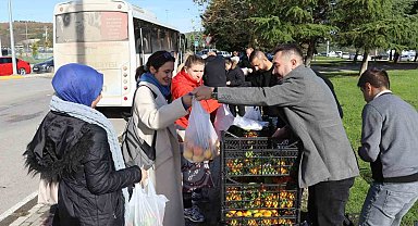 Mersin'den gönderilen meyveler İzmitlilere dağıtıldı