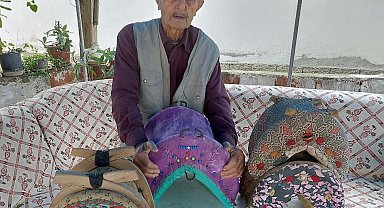 Mesleğini hediyelik semer yaparak yaşatıyor