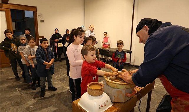 Mesleğinin 68'inci yılında çocuklara çömlekçiliği tanıttı
