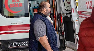 Meyve keserken elini kesti