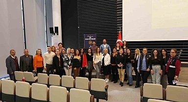 Mezitli turuncu rengine boyanıyor