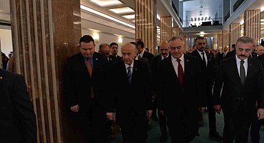 MHP Genel Başkanı Bahçeli: "Saçlarına dolardan bukleler yapan şaibeli soytarılar milletimizde haklı bir öfkeye neden olmaktadır"