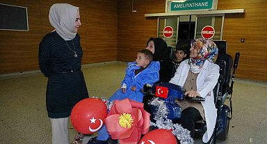Minikler ameliyata özel araçla götürülüyor