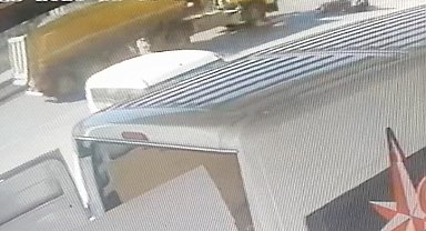 Motosiklet sürücüsü facianın eşiğinden döndü: O anlar güvenlik kamerasında