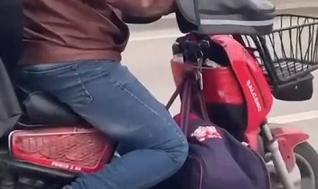Motosikletin önüne bebeğini koyup kilometrelerce ilerledi