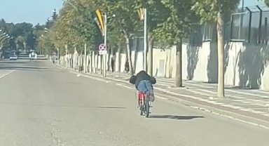 Motosikletle tehlikeli yolculuk kameraya yansıdı