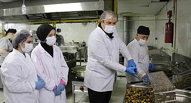 Müdür mutfakta öğrencilere yemek hazırladı