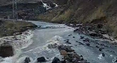 Muş'ta heyelan köy yolunu ulaşıma kapattı