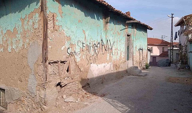 Müstakil ev derme çatma görüntüsüyle tedirgin ediyor