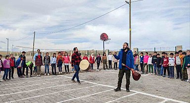 Müzik öğretmeni, köy çocuklarını müzikle buluşturuyor