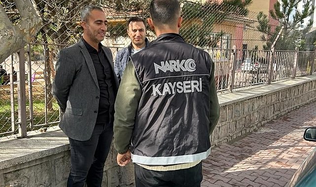Narkotik polisi okul çevrelerini denetliyor