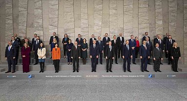 NATO Dışişleri Bakanlarından aile fotoğrafı