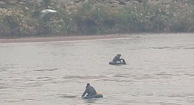 Nehirde suya kapılan kardeşlerden Zilan'ın kurtarılma anı kameraya yansıdı