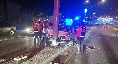 Niğde'de otomobil elektrik direğine çaptı: 3 yaralı