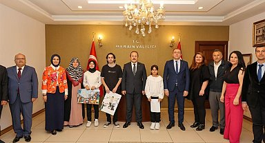 Ödül alan öğrenciler mutluluğunu Vali Pehlivan ile paylaştı
