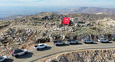 Off-road pilotları terörden temizlenen Gabar Dağı'nda Türk bayrağı açtı