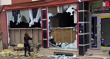 Öfkeli kadın masaj salonunun camlarını kazmayla kırdı