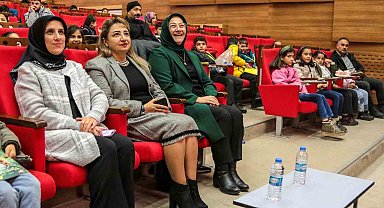 Öğrenciler Hacivat-Karagöz oyununu anneleri ile izledi