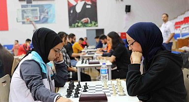 Öğrenciler satranç turnuvasında stratejilerini sergiledi