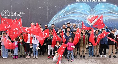 Öğrencilerin ilgisini çeken 'Gezici Eğitim Tırı' geçmişi anlatırken geleceğe de ışık tutuyor