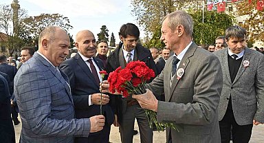 Öğretmenlere karanfil hediye etti