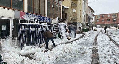 Okulların tatil edildiği Karlıova, tamamen beyaza büründü