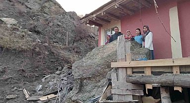 Oltu'da dev kaya parçası balkona girdi, 5 kişilik aile ölümden döndü