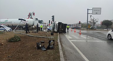 Önündeki araca çarpmamak için fren yapan minibüs yan yattı: 1 yaralı