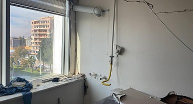 Orta hasarlı binadaki ofisi soydular