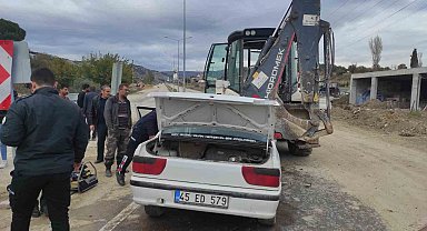 Otomobil geri manevra yapan iş makinesine çarptı: 2 yaralı