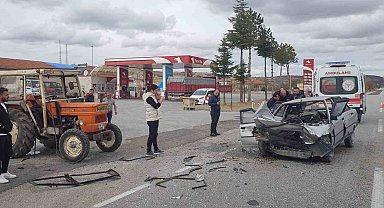 Otomobil ile traktör çarpıştı: 1 ölü, 1 yaralı