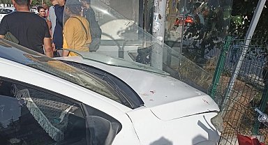 Otomobil öğrencilerin bulunduğu otobüs durağına daldı