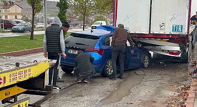 Otomobil park halindeki tırın altına girdi: 1 yaralı