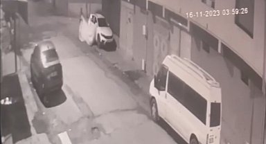 Otomobil üzerindeki brandanın çalınma anı güvenlik kamerasına yansıdı